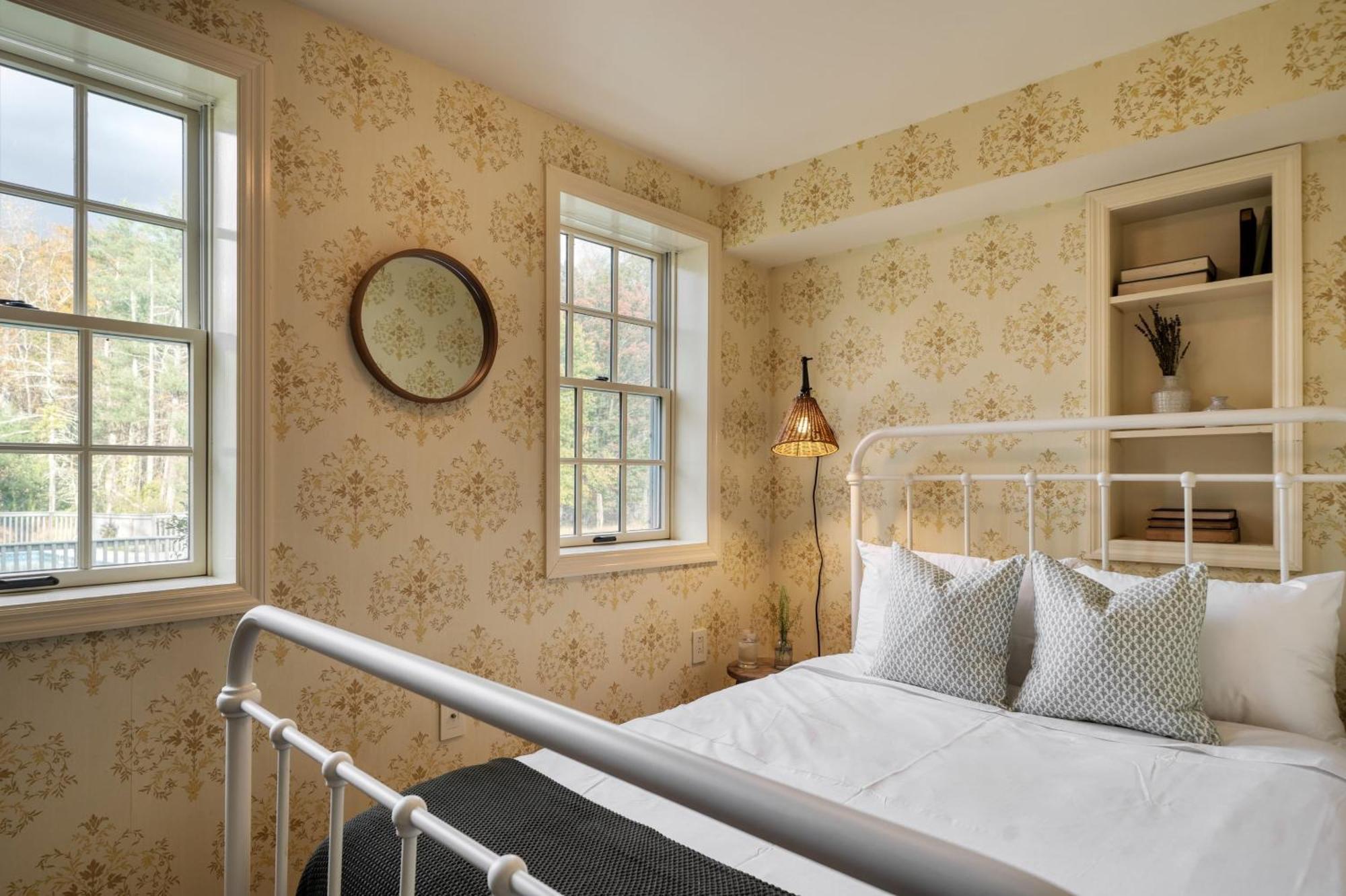 Cortland By Avantstay Charming Heritage Estate W Private Lake Pool Согертис Экстерьер фото